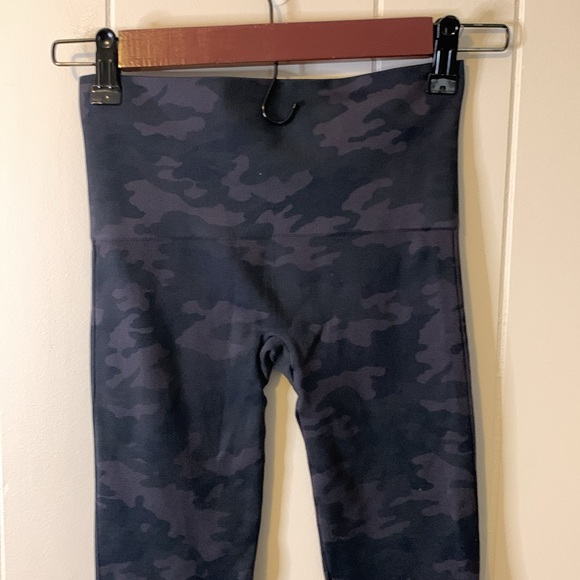 Spanx EcoCare Seamless Leggings Black Camo Size Extra Small - Picture 6 of 6